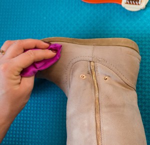 step-1-to-Use-rubbing-alcohol-to-Remove-Ink-Stains-From-Suede